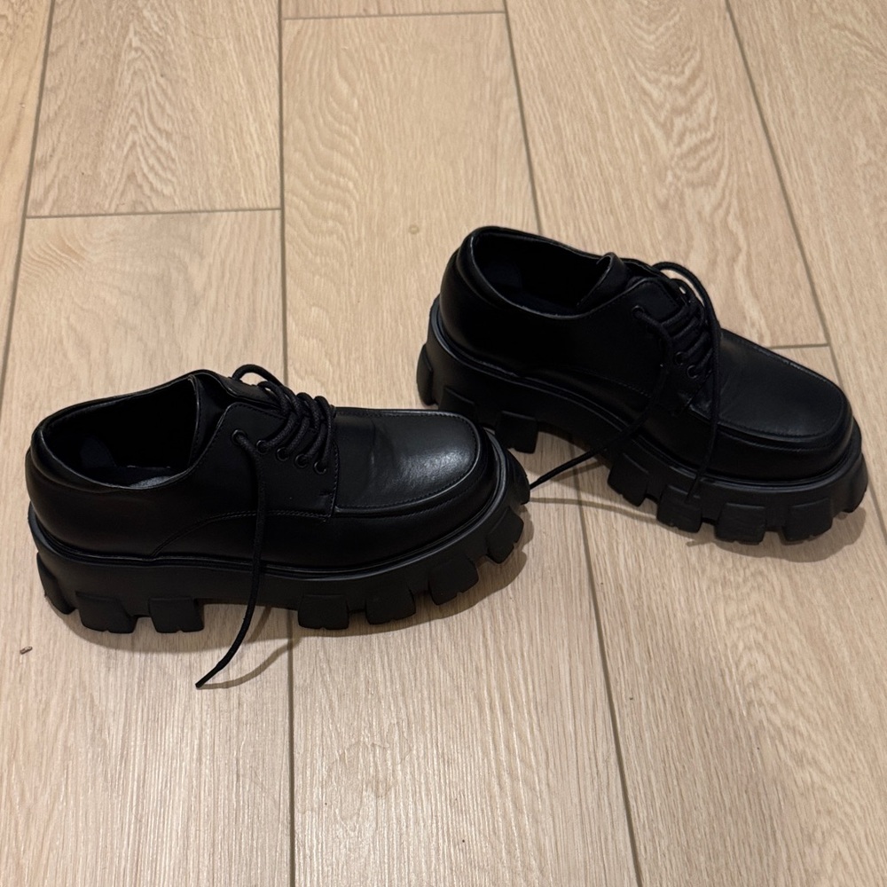 Chic Black Women's Oxford Shoes - Picture 2 of 5